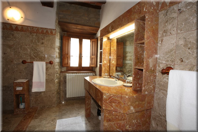 Bathroom on Poggiolo house ground floor