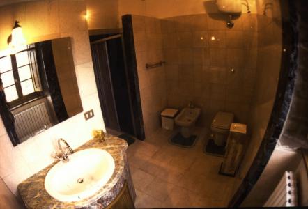 San Savino salle de bain de l'appartement au rez de chaussée