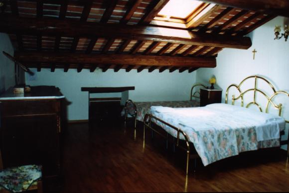 camera da letto nella mansarda dell'Agriturismo San Savino al primo piano